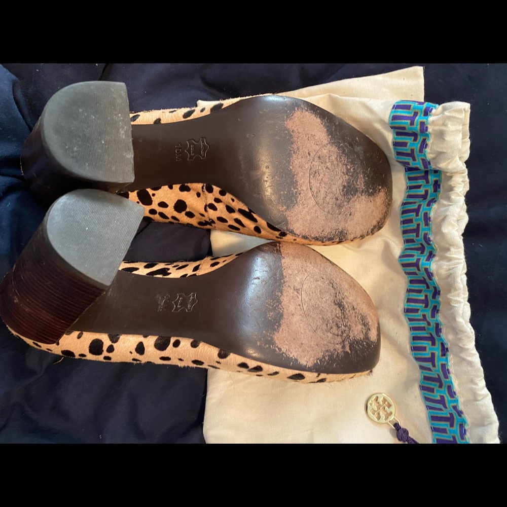 Tory Burch calf hair leopard print heels. - Picture 4 of 4
